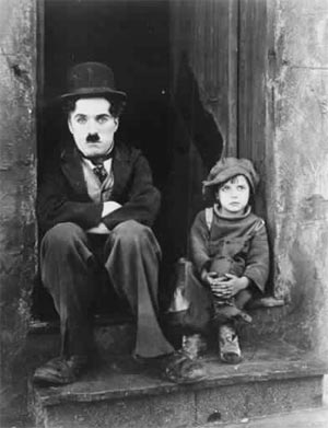 Charlie Chaplin si zahral v svojom prvom dlhometrážnom filme The Kid (1921)