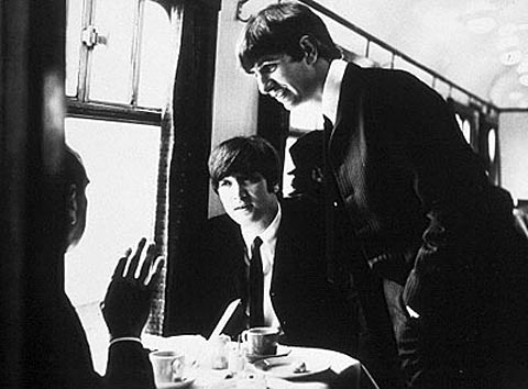 John Lennon a Ringo Starr vo filme Perný deň (Hard Day's Night, 1964)