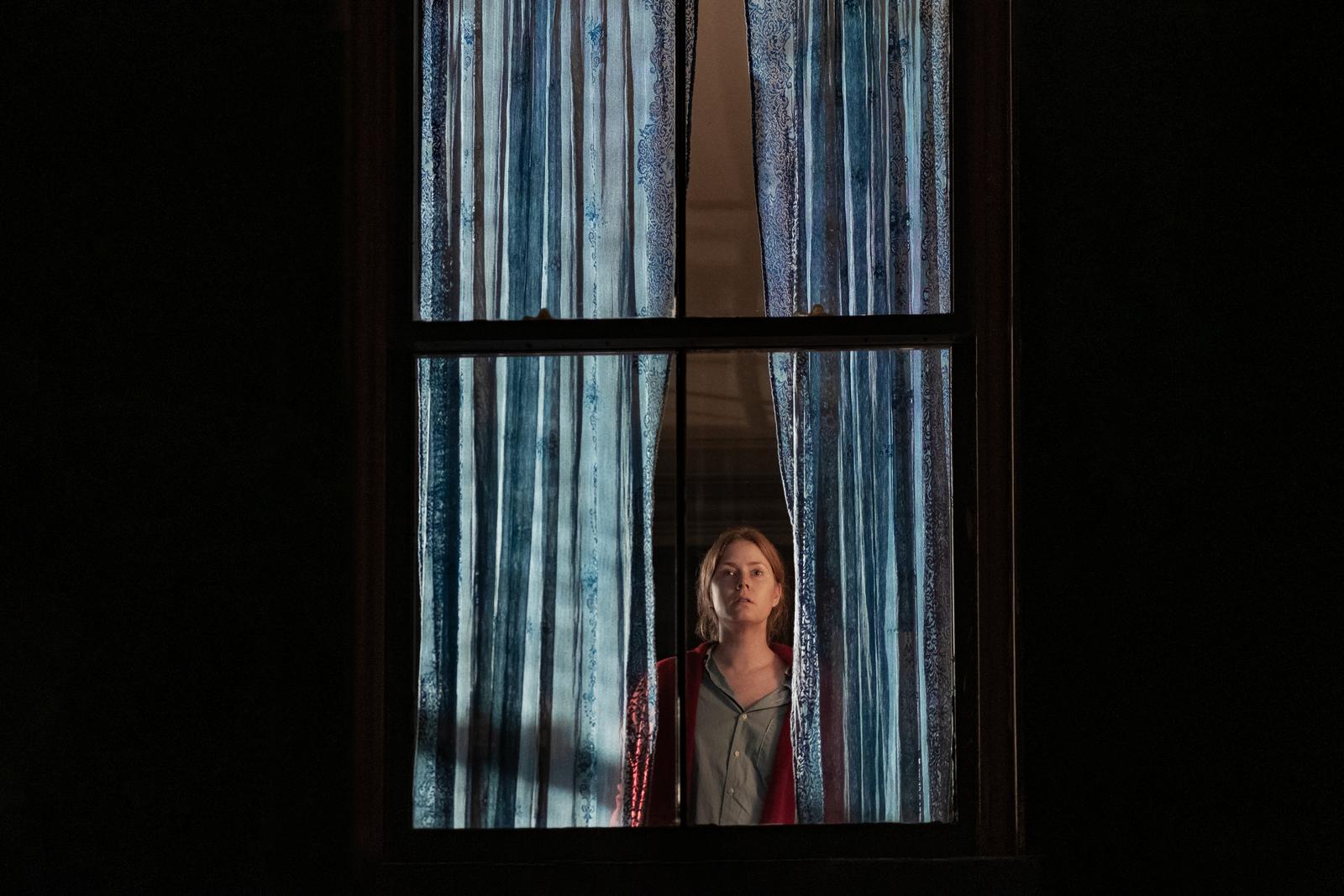 Žena v okne (2020) - fotografie