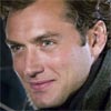 Britský herec Jude Law sa stal francúzskym rytierom