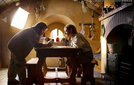 Hobit – oficiálna fotografia – Peter Jackson a Bilbo