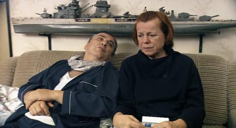 Iva Janžurová a Miroslav Donutil vo filme Hrubeš a Mareš jsou kamarádi do deště (2006) Foto: DVD