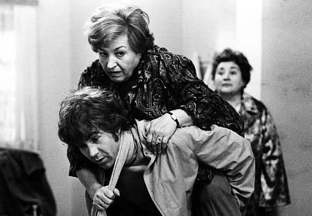 Jiří Hrzán, Ludmila Roubíková a Marie Motlová vo filme Homolka a tobolka (1972)
