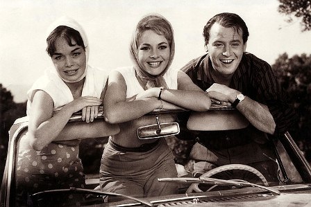 Karin Dorová (v strede) vo filme Blaue Meer und Du, Das (1959)