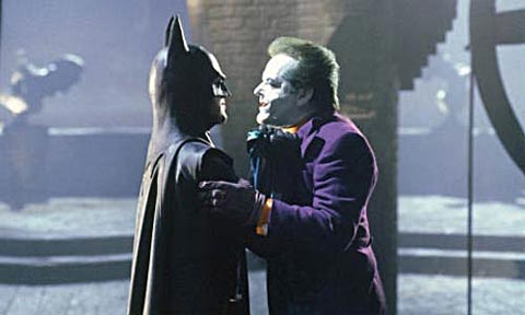 Scéna z filmu Batman (1989), vľavo Michael Keaton (Batman) a Jack Nicholson (Joker)