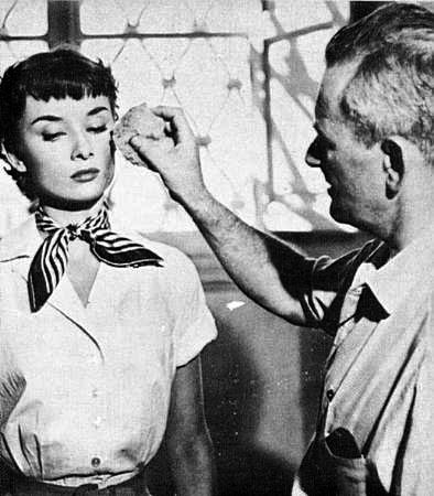 Posledné úpravy pred spustením klapky. Audrey Hepburn a režisér Wiliam Wyler.
