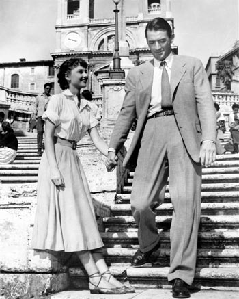 Audrey Hepburn a Gregory Peck počas známej scény na Španielskych schodoch v Ríme